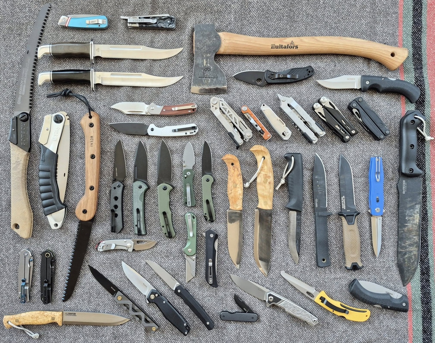 Jonas Landolsi är Knivskribent i tidningar som Vapentidningen och Knivmakaren. Jonas Landolsi skriver även om eggverktyg på Jonas Vildmark Bushcraftcenters blogg samt kanalen Edge Tools.