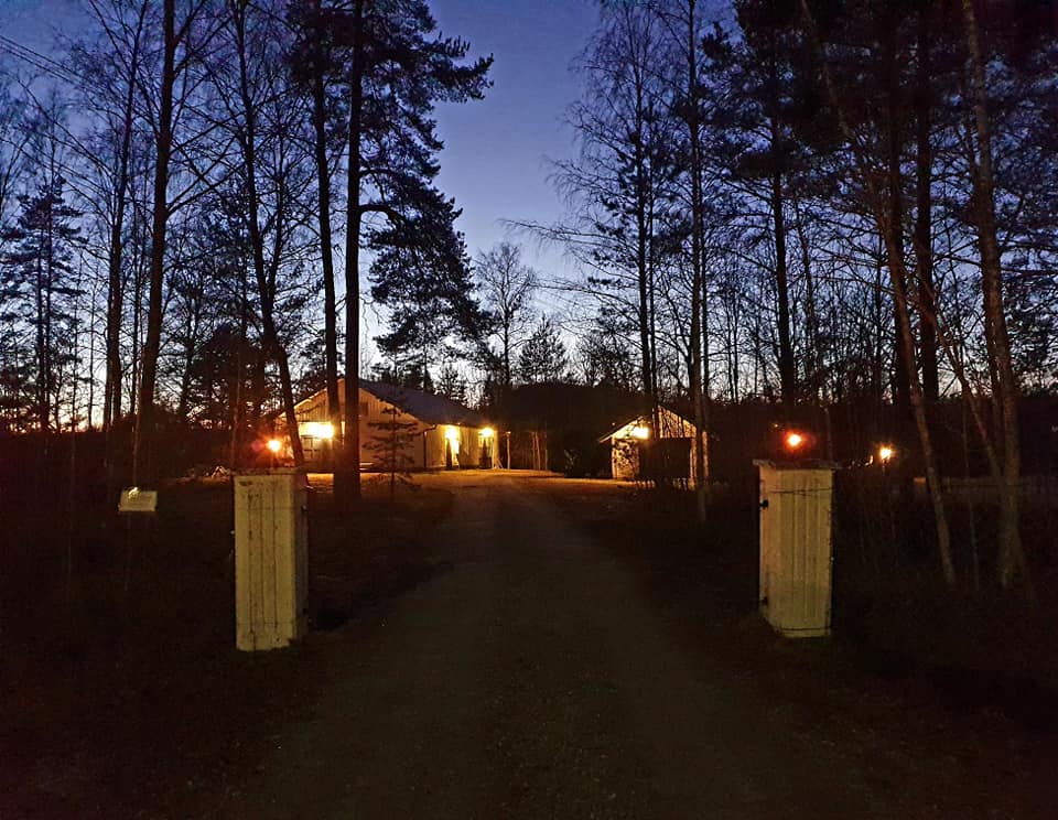 Jonas Vildmark Bushcraftcenter ligger på Lienshyttans Herrgård Riddarhyttan Skinnskatteberg.