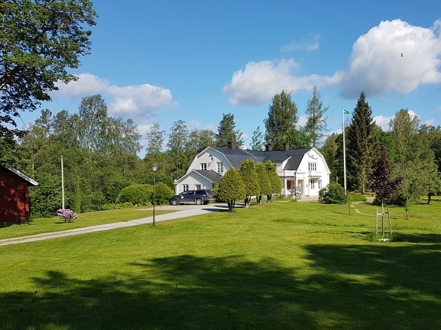 Jonas Vildmark Bushcraftcenter ligger på Lienshyttans Herrgård i Riddarhyttan Skinnskatteberg.