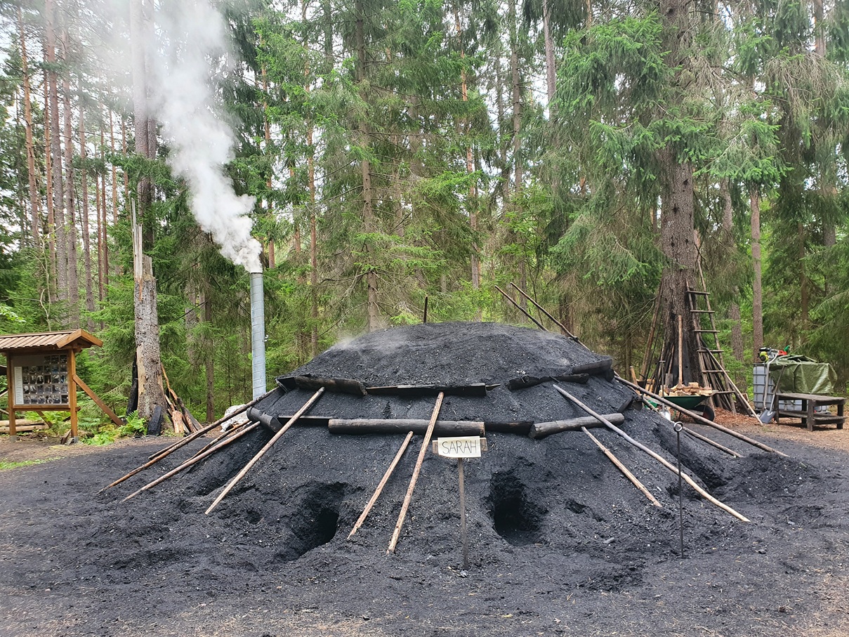 Kolmilning var en viktig del av Bergslagens bergsbruk. Här en kolmila i Kolarbyn Skinnskatteberg.